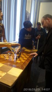 A látogatók egy sakktáblával ismerkednek