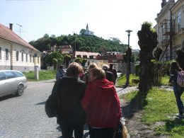 A képen a csoport egy része látható, amint Esztergomban sétálnak