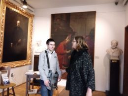 A látogatók közül kettő egy Semmelweis-festmény előtt állnak