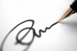 A képen egy toll látható, amint aláír vele valaki
