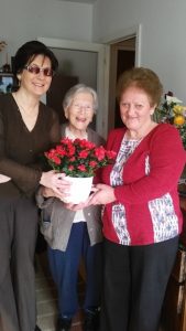 Margitka néninek virágot ad át Fodor Ágnes elnök asszony és Vasné Terike, a harmadik kerületi klub vezetője