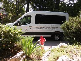 A képen a Támogató Szolgálat kisbusza látható