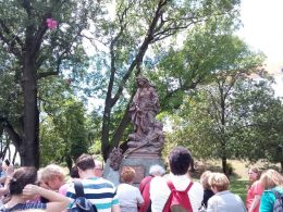 A csoportunk többször keresett magyar felliratookat, a Várban találtunk, és ez látható a képen, amint a Szent Erzsébet szobor előtt áll a csoportunk