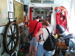A képen a múzeumlátogatás első pillanatai láthatóak, amint régi hajózási térképek és egyéb emlékek előtt megyünk el