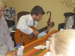 A képen Domoszlai Jani gitározza el a szülinapi éneket