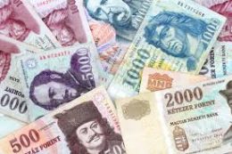 A képen magyar bankjegyek láthatóak