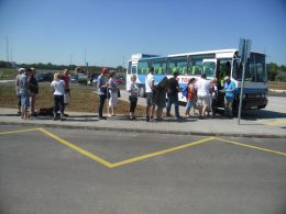 A képen az látható, amint a csoport a repréti buszba száll be