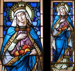 A képen a Vakok Iskolájának üvegablaka látható, a Szent Erzsébetet ábrázoló részlettel
