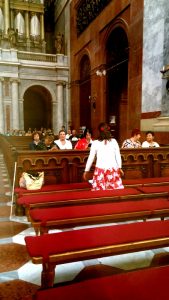 A Bazilikában ülve hallgatják az idegenvezetőt