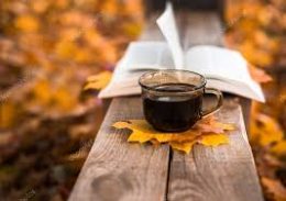 a képen egy csésze kávé látható őszi hangulatban