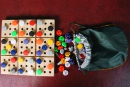 A képen egy másik Braille-játék látható, táblákkal és bábukkal