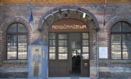 A képen a rendőrmúzeum bejárata látható