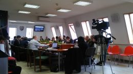 A képen az önkormányzati ülés képe látható, ahol a VGYKE támogatásáról döntöttek