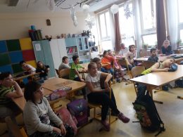 Az osztályteremben ülő diákok figyelik Panka és Era bemutatkozását