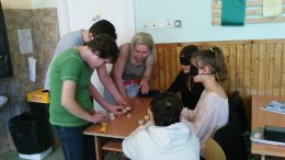 Párosító játékot játszanak a rákosmenti érzékenyítésen a diákokkal a VGYKE munkatársai