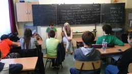 A rákosmenti érzékenyítésen egy tanteremben ülve beszélgetnek a diákokkal a VGYKE munkatársai