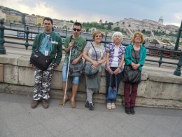 A séta résztvevői a Duna partján állnak