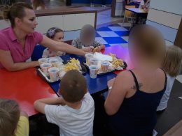 A torpicariumos kirándulás után a gyerekek egy asztalnál esznek