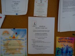 A képen a gyengénlátók iskolájában kihelyezett plakátunk látható, amin a kitelepülésünk meghirdetésre került
