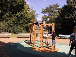 Az angyalföldi klub kirándulásán gyerekek játszanak egy modern mászókán