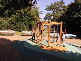 A cerka-firka játszótéren mászókáznak a gyerekek