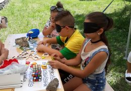 A ferencvárosi klub asztalánál gyerekek játszanak érzékenyítős játékokat