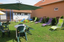 Napózóágyak az alsótoldi tábor szállásának az udvarán