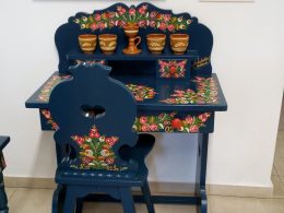 Egy matyó díszítéssel festett szék és asztal a mezőkövesdi múzeumból, melyet az újbudai klub felkeresett