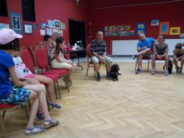Tanai Csaba a színházteremben tart előadást a kutyákról