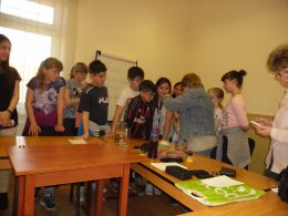 A KMO-ban szervezett rendkívüli osztályfőnöki órán Bernát Zsuzsa mutat szemléletformáló játékokat a diákoknak