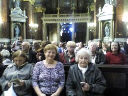 Néhány terézvárosi klubtag hallgatja ülve az előadást a Bazilikában