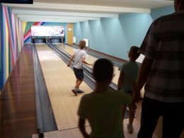 Gyerekek és felnőttek a bowling-pálya mellett az angyalföldi bowling-napon