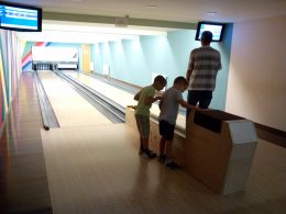 Két kisgyerek nézegeti a bowling golyókat az angyalföldi biwling napon