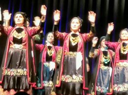 Ellinizmosz görög tánccsoport látható a képen, népviseletbe öltözött táncoló nők
