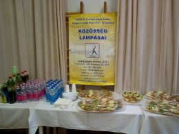 Az ételeket kínáló asztal az újpesti ünnepségen
