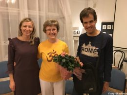 A képen Zsuzsa és Peti látható, a rákosmenti klub két szervezője, mellettük egy mosolygó hölgyvendég a klubprogramról