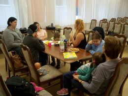 A Fecske Szolgálatot hallgatják az angyalföldi klubnapon, az asztal mellett sok kisgyerek ül