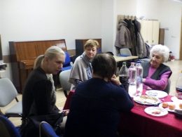 A képen Mészáros Ágnes beszélget a terézvárosi klub tagjaival