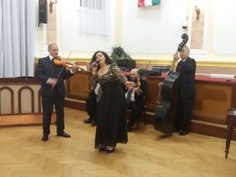 Lugosi Katalin énekel a kispesti roma gálán