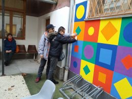 Egy kispesti tag a Vasarely festményt tapintja