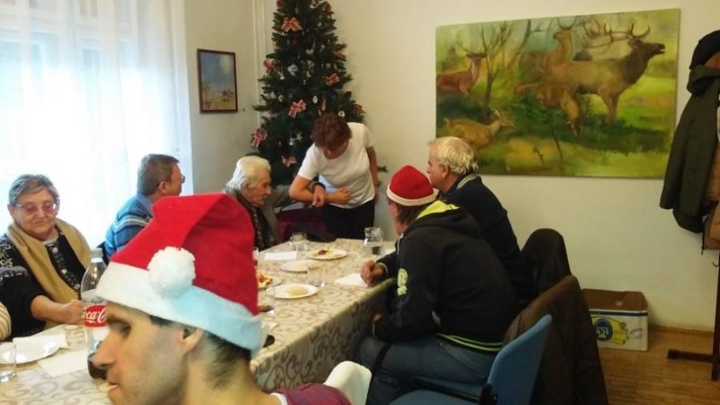 A rákosmenti klub tagjai egy asztal mellett ülve figyelnek az előadásra
