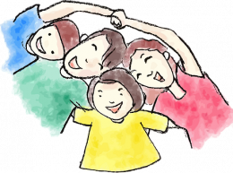 A gyermekrajzon egy vidám család látható: papa-mama-kisfiú-kislány, akik mosolyognak, miközben egymást átkarolják.