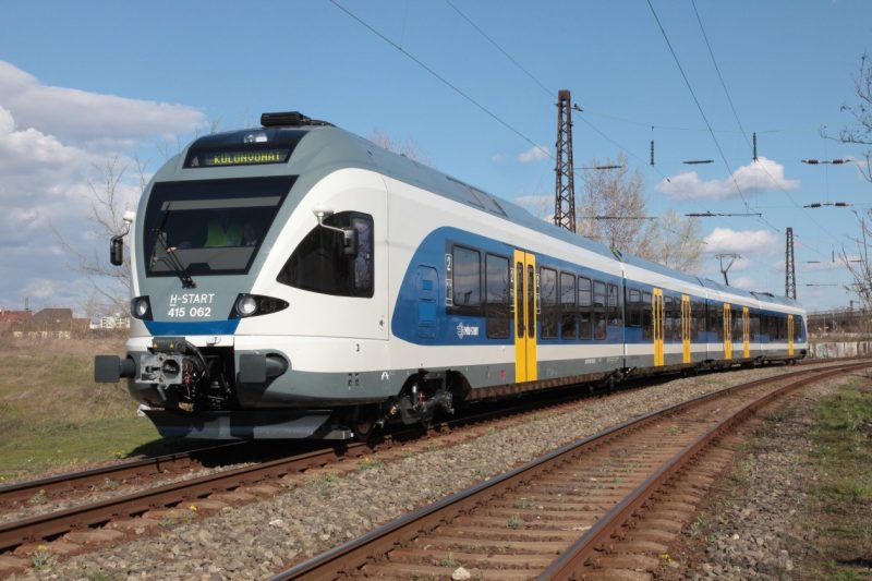 A képen egy kék flirt szerelvény látható
