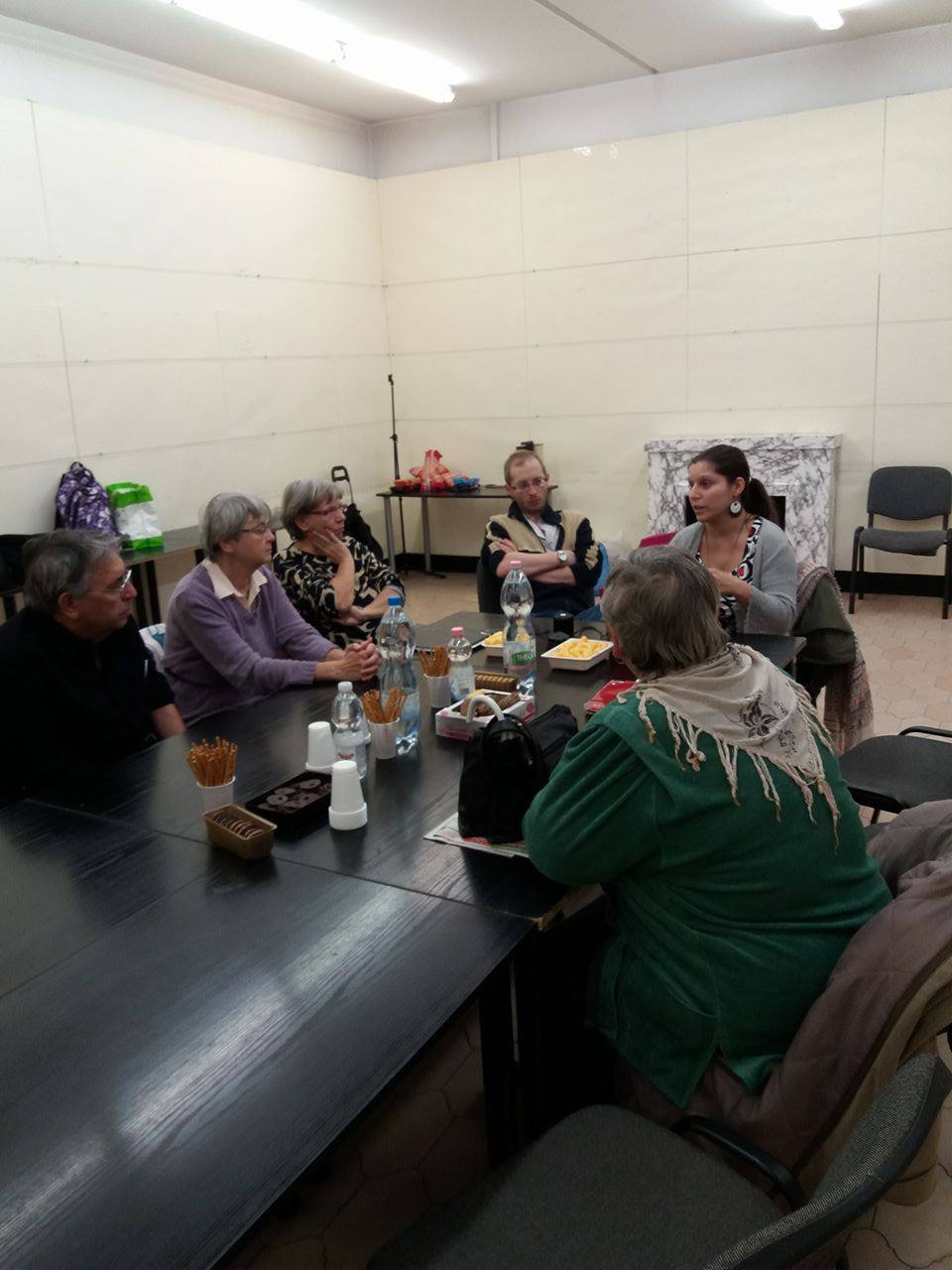Klubtagokkal és a klubvezetőkkel körülvéve ülünk Danival az asztalfőn, nagy átéléssel, gesztikulálva beszélek, mindenki figyel.