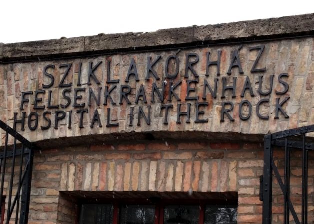 A képen a Sziklakórház bejárata látható