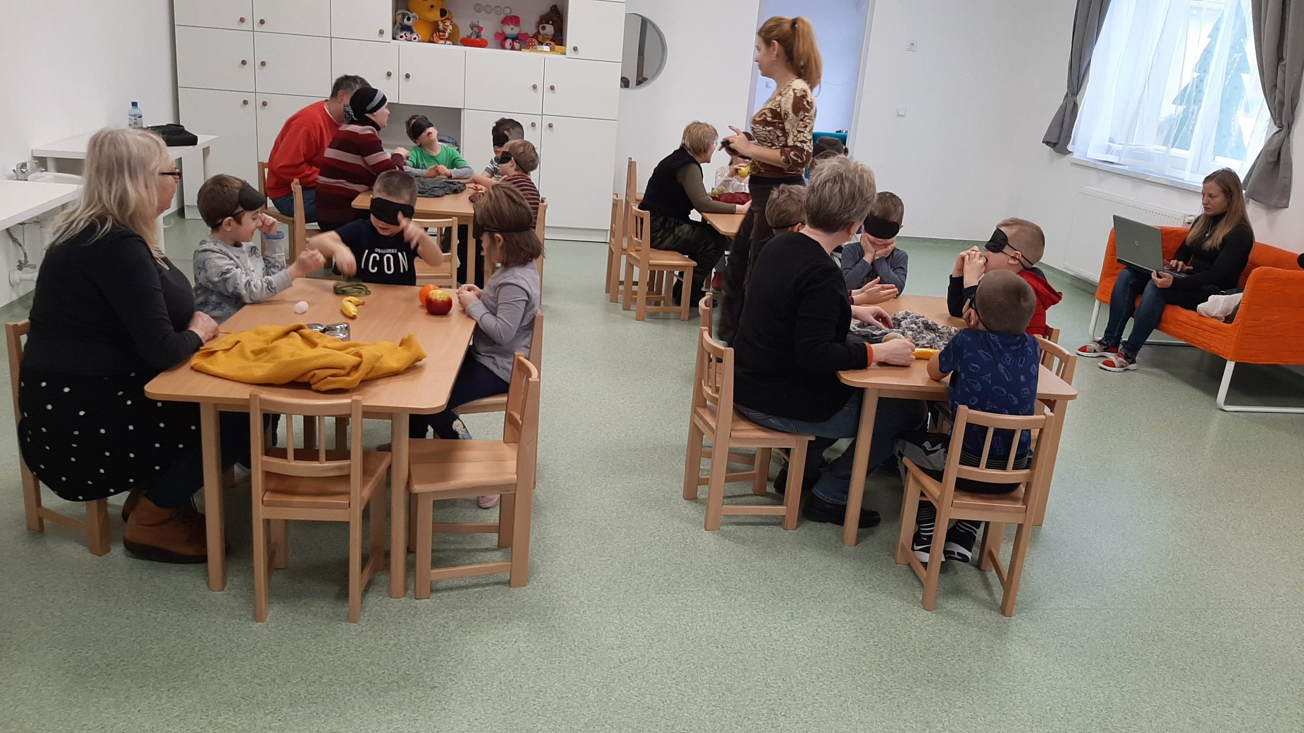 A gyerekek tárgyakat ismernek fel bekötött szemmel.