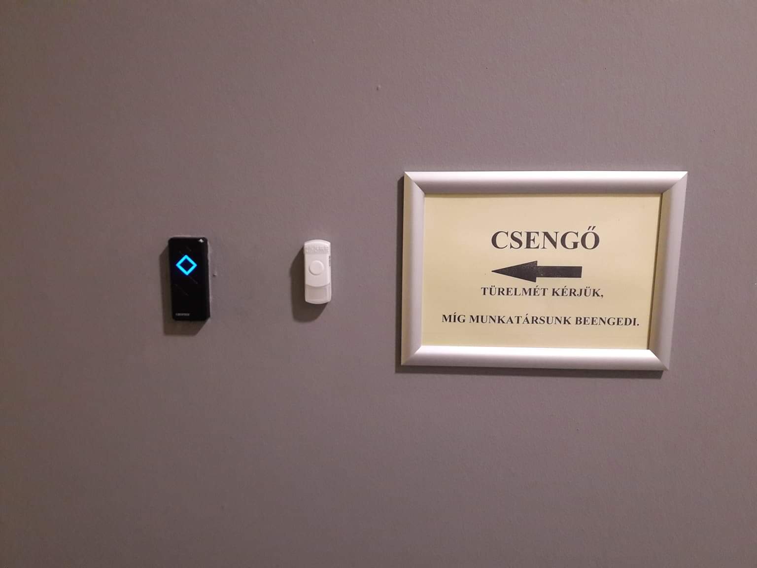 A képen a csengő és a dolgozók által használt beléptető látható.