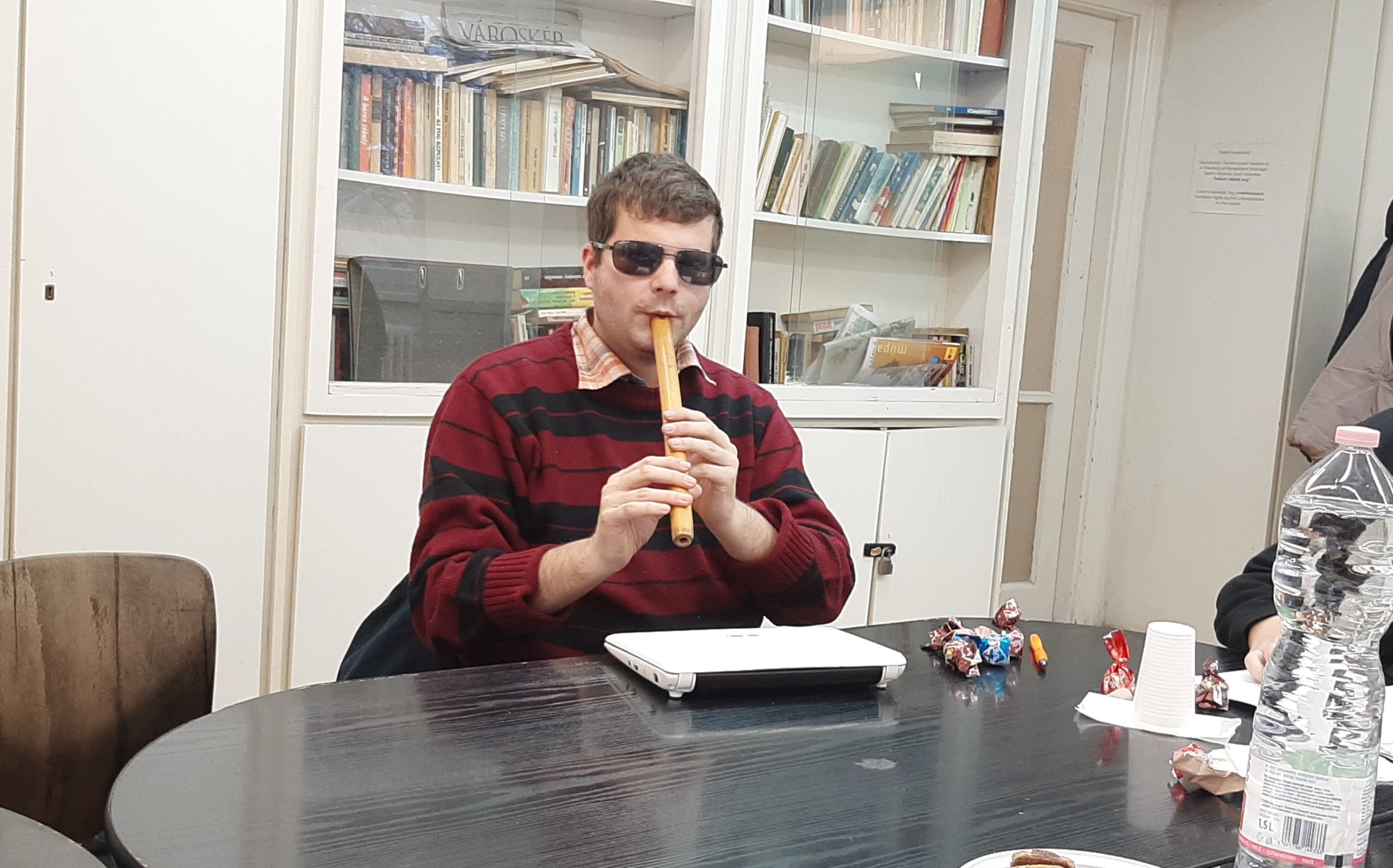 Domoszlai János kenán játszik.
