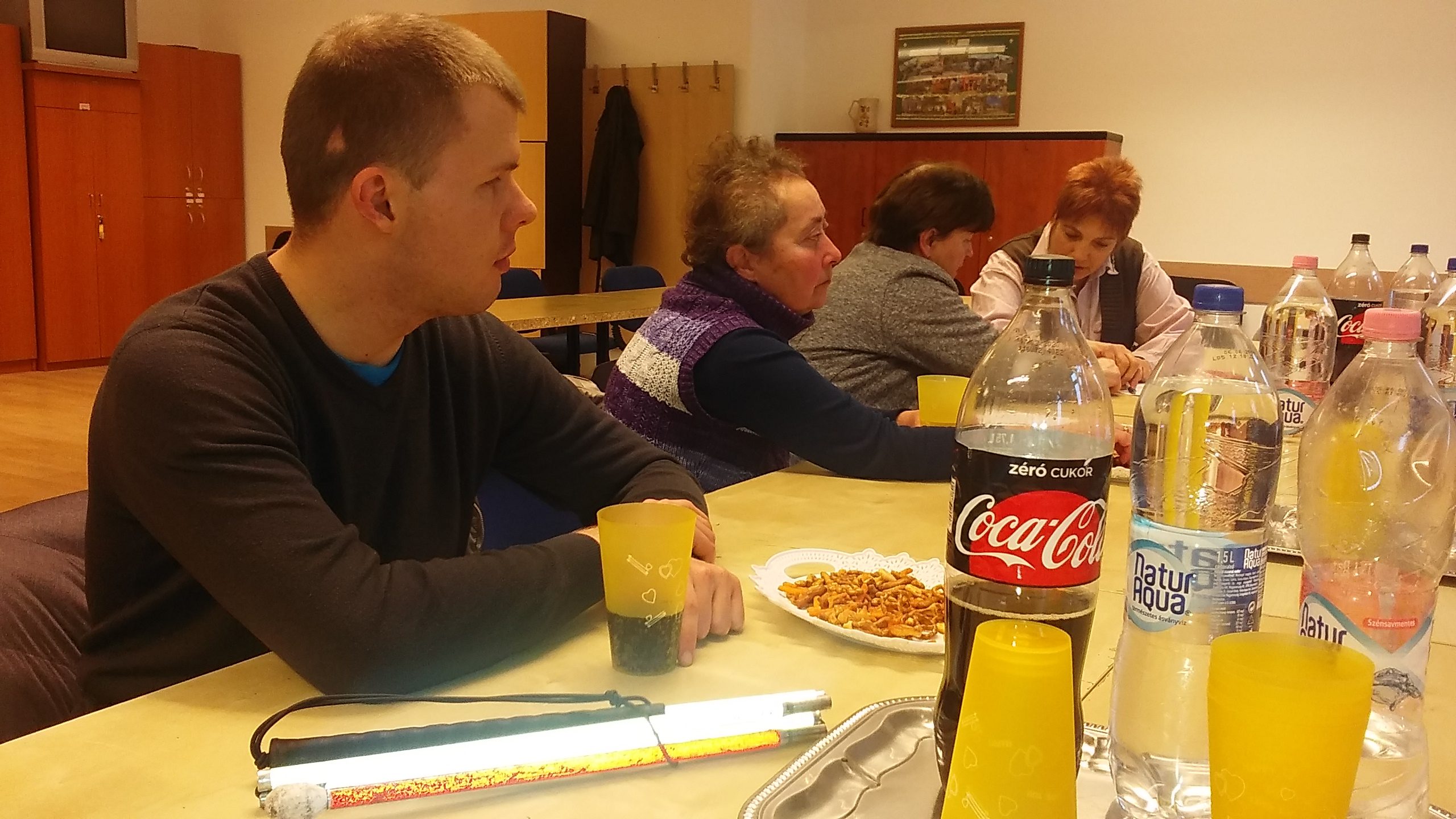 A képen a klubtagok láthatók az asztalnál.