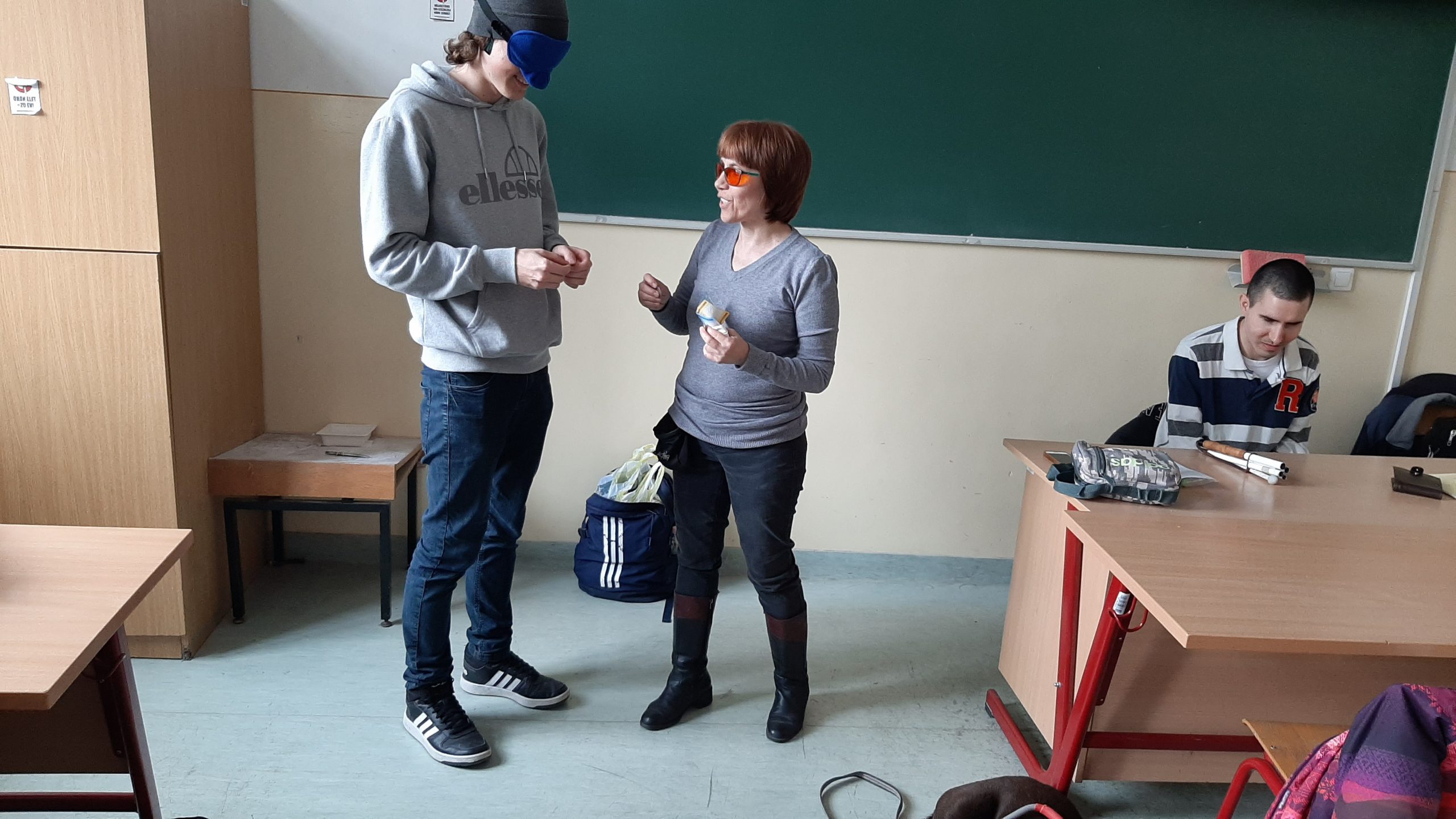 A diákok a bankjegyeket próbálják felismerni bekötött szemmel.
